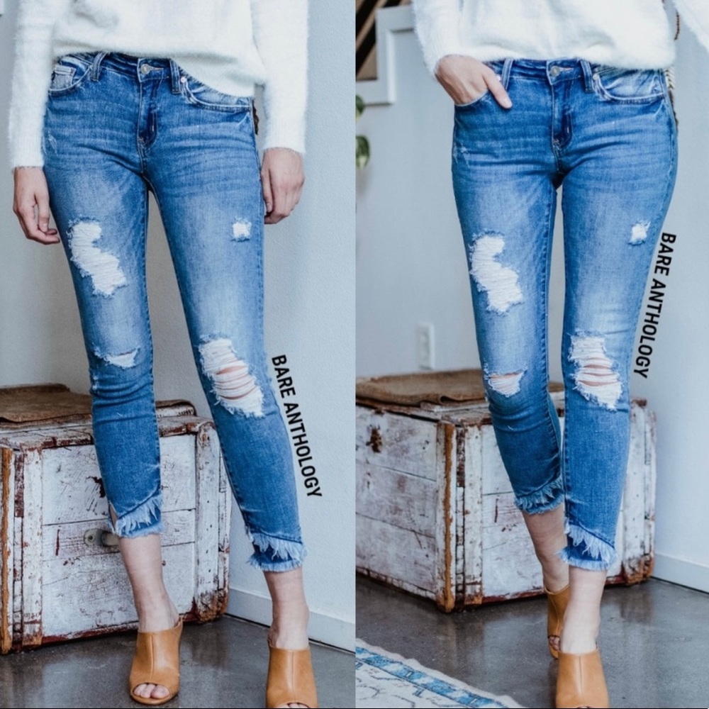 New! KanCan Cropped Distressed Capri Jeans